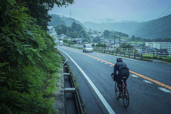 長く険しかった日本アルプスを乗り越え、木曽谷から濃尾平野へ、国道19号線をすべりおりていく