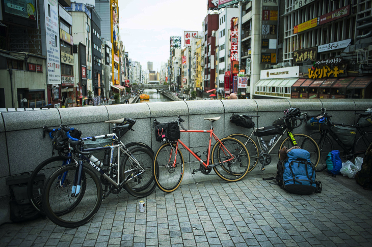 風雨にさらさても、悪路でも、この地を目指し走り続けたライダーたち。彼らを支えた自転車も、満身創痍だった