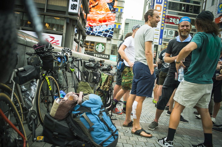 最終日10月1日の正午、タイムリミット前。ゴールしたもの達も、あらためて道頓堀に集う。見慣れない自転車達に衆目が集まっていた