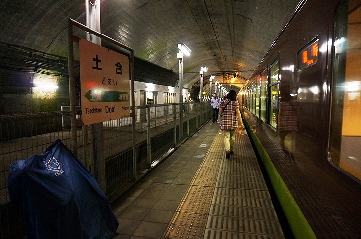 トンネルのど真ん中にある土合駅;ホーム、この日乗ったのはトンネル探検のための臨時列車でした