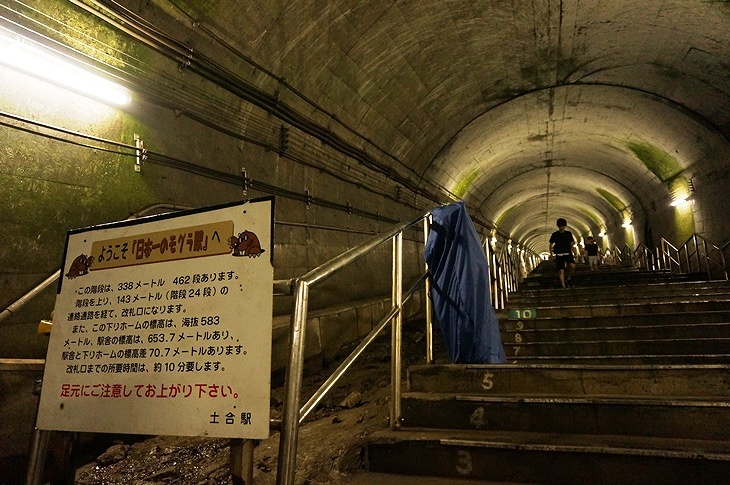 真っすぐ天空に向かう階段のトンネル。階段には親切なことに番号が振ってあります