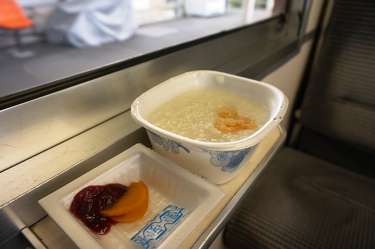 一日100食限定!ほのかに温かいおかゆの弁当は癒されるお味