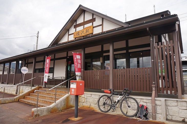 駅前で堂々と自転車を組み立てられるのがローカル線の醍醐味?