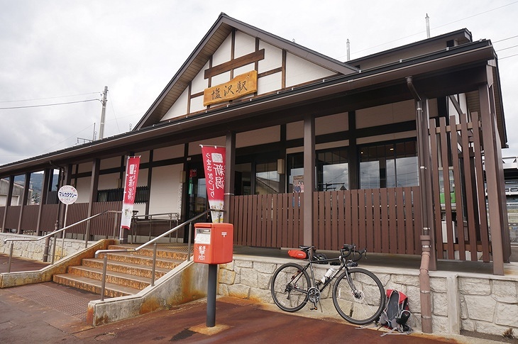 駅前で堂々と自転車を組み立てられるのがローカル線の醍醐味？