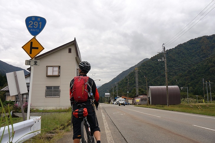 山に向かって一直線に延びる国道にひとりワクワクしてしまいます