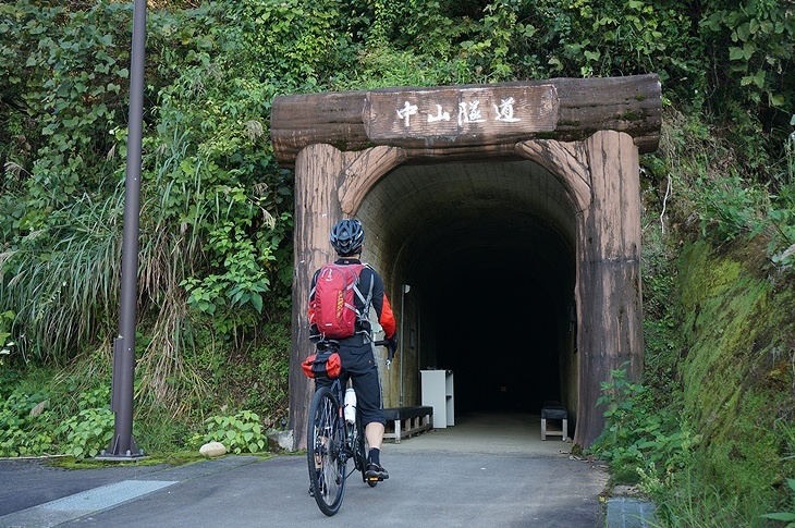 じつはすぐ隣に現道の中山トンネルがあり、対比して見るのも面白いです(笑)