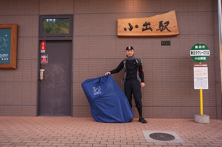 通学時間で意外とにぎやかな駅前で輪行の準備をして、イザ只見線に乗車へ!
