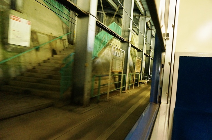 秘境駅として有名？だった旧田子倉駅。通過中の車内から渾身の一枚！