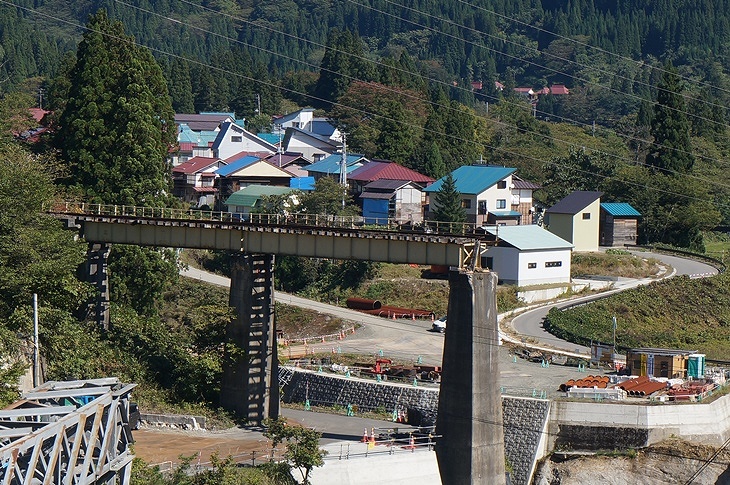 ぷっつり途切れた線路ですが、撮影現場のダムからの放水で流されてしまったようです