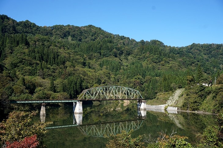 ここも線路が水面に写って綺麗な場所なんですけどね、線路だけが無くなってます(泣)