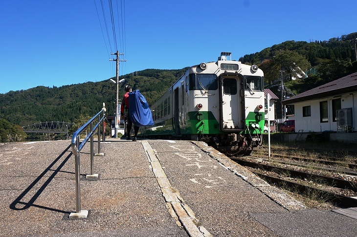 会津川口駅から再び只見線に乗り継ぎ。国鉄顏の古い気動車と田舎の風景が画になります！