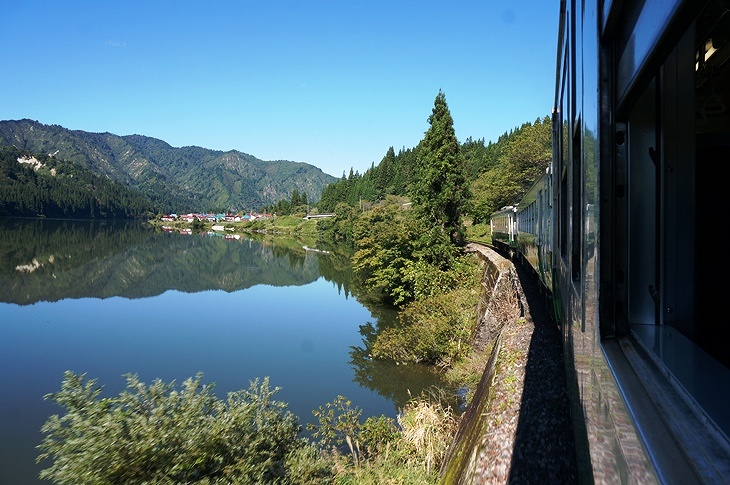 息を呑むほど美しい車窓からの眺め!目が離せないとはまさにこう言う時ですね