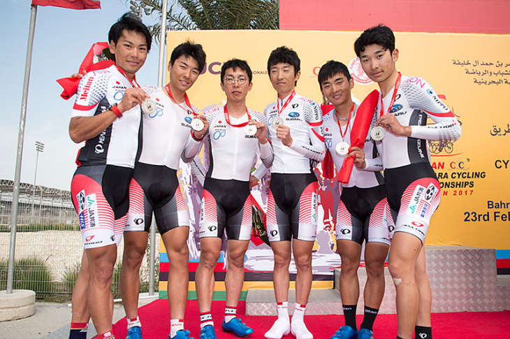 銀メダルを掲げる日本チーム