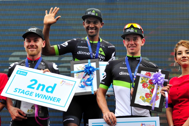 ステージ表彰台。キャリア初勝利をキャメロンハイランドで得たマクセブ・ドゥバサイ(エリトリア、ディメンションデータ)の笑顔が光る