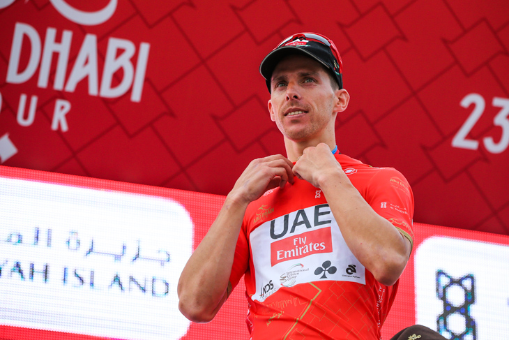 リーダージャージを手にしたルイ・コスタ(ポルトガル、UAEチームエミレーツ)
