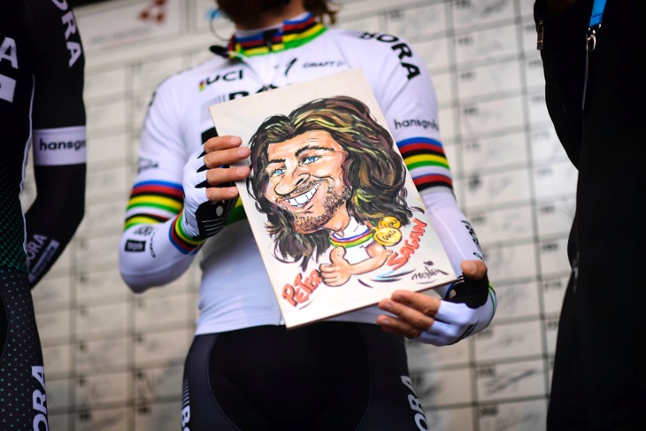 スタート前セレモニーで似顔絵を受け取ったペーター・サガン(スロバキア、ボーラ・ハンスグローエ)