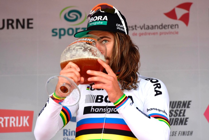 クワレモントビールを飲むペーター・サガン(スロバキア、ボーラ・ハンスグローエ)