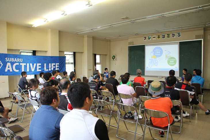 座学によりスポーツバイクの走り方を学ぶ