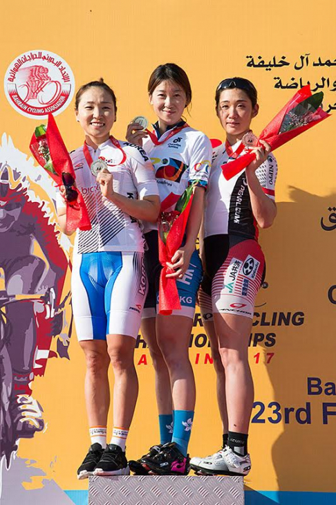 女子エリート 表彰台に上がる吉川美穂(Live GARDEN BICI STELLE)