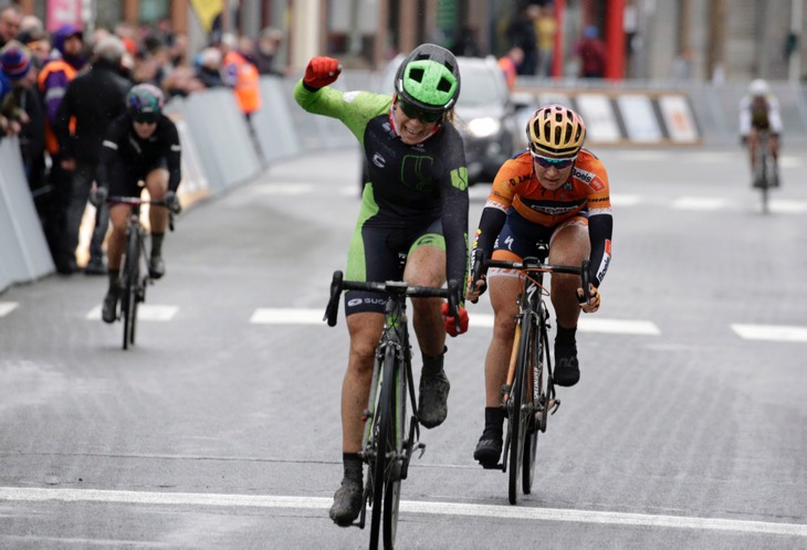 女子レース　シェイラ・グティエレス（スペイン、サイレンス・プロサイクリング）がスプリントで勝利