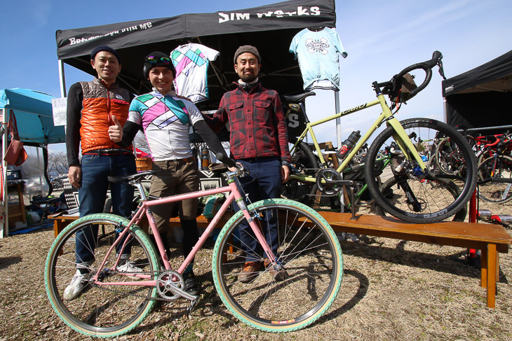 名古屋の自転車店サークルズ&SimWorksのブース。スタッフ2人が優勝した