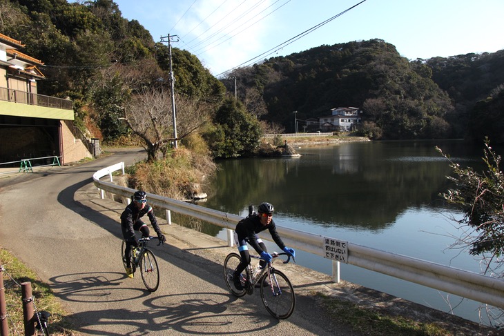 田舎情緒溢れる道を駆け抜ける