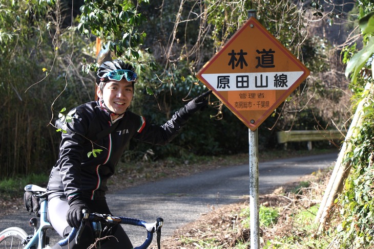 岩婦温泉横の林道原田山線が旅は始まる