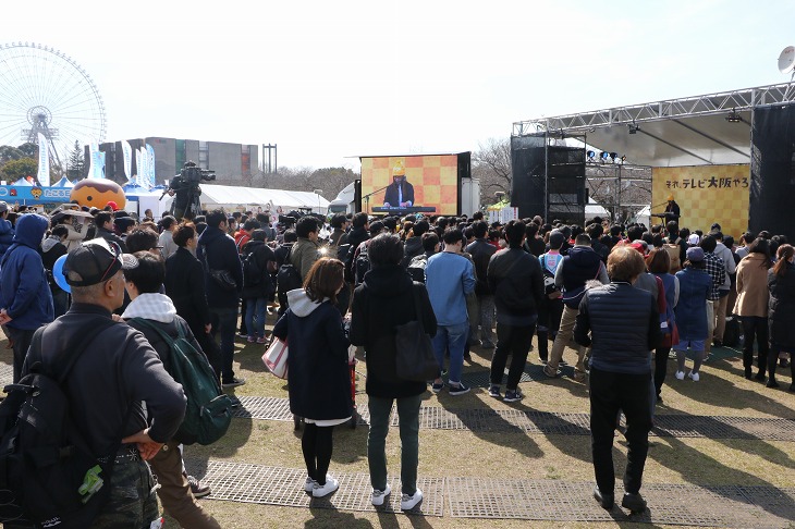 ステージでは様々なイベントが行われる 写真は奥華子のライブ中