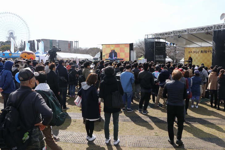 ステージでは様々なイベントが行われる　写真は奥華子のライブ中