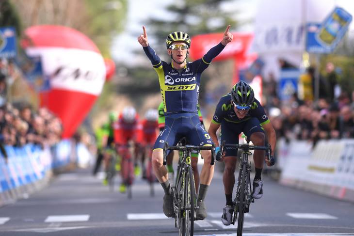 リカルド・カラパス(エクアドル、モビスター)を差し切ってスプリント勝負を制したアダム・イェーツ(イギリス、オリカ・スコット)