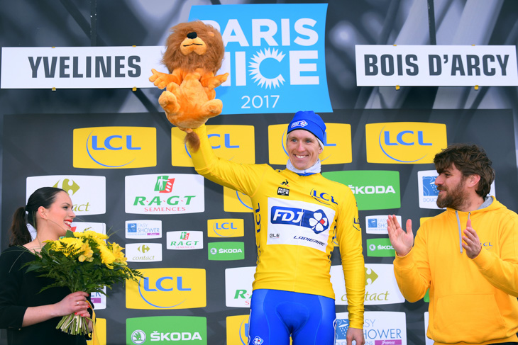 マイヨジョーヌに袖を通したアルノー・デマール(フランス、エフデジ)