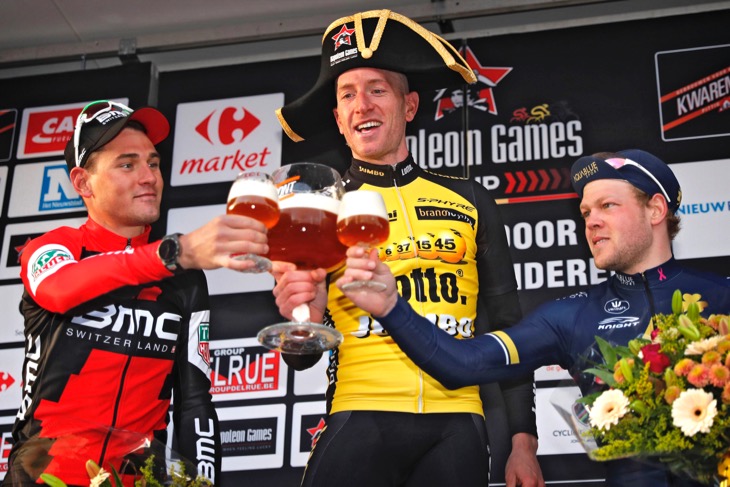 ヨス・ファンエムデン（オランダ、ロットNLユンボ）ら3名がクワレモントビールで乾杯