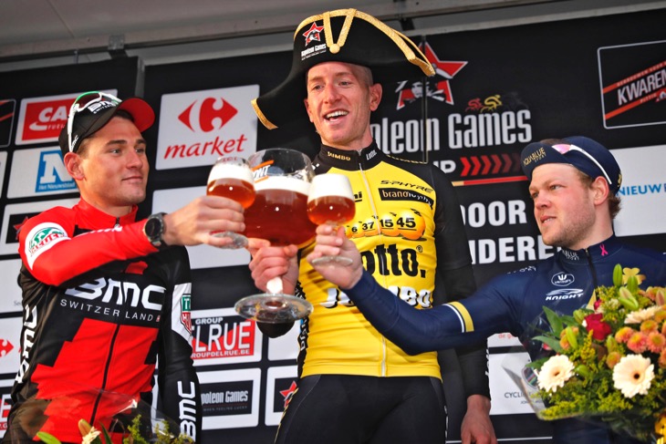 ヨス・ファンエムデン(オランダ、ロットNLユンボ)ら3名がクワレモントビールで乾杯