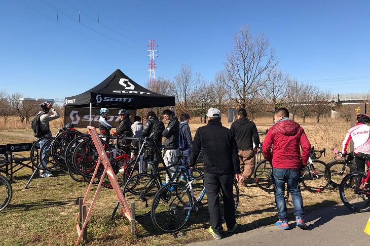 初の試みとして実際のレースに試乗車を貸し出す