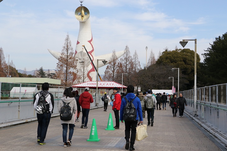 太陽の塔がサイクリストをお出迎え