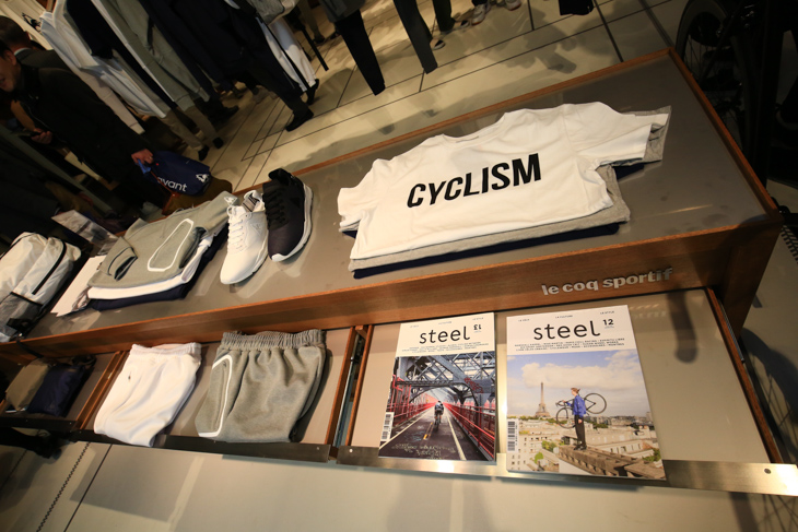 自転車を意識したメッセージTシャツと、フランスの雑誌STEELが並ぶ