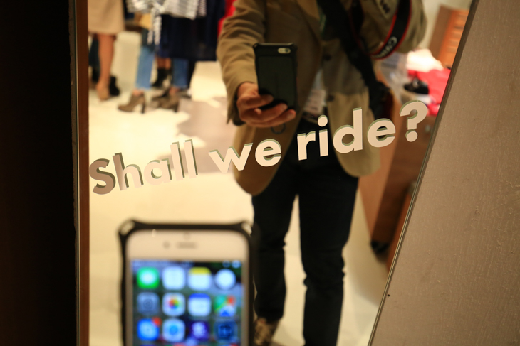 試着ミラーにはshall we ride（乗りに行かない）？のメッセージ