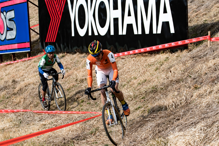 CM1中盤以降ドッグファイトを展開する須藤大輔(VOLCAオードビーBOMA・UVEX)と海口秀幸(F(t)麒麟山Racing CX Team)