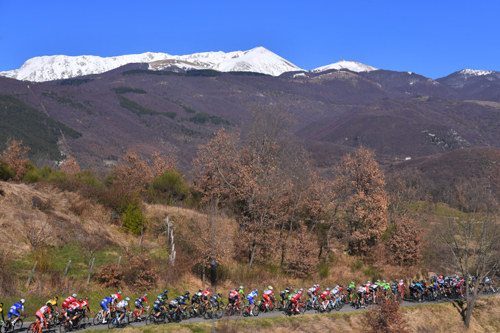 イタリア半島の背骨を形成するアペニン山脈に向かう