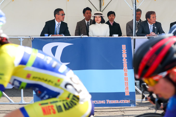 女子レースとパラサイクリングロードを観戦される三笠宮家の彬子(あきこ)さま