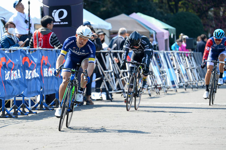 マスターズクリテリウムは昨年に引き続き小畑郁(なるしまフレンドレーシングチーム)が勝利