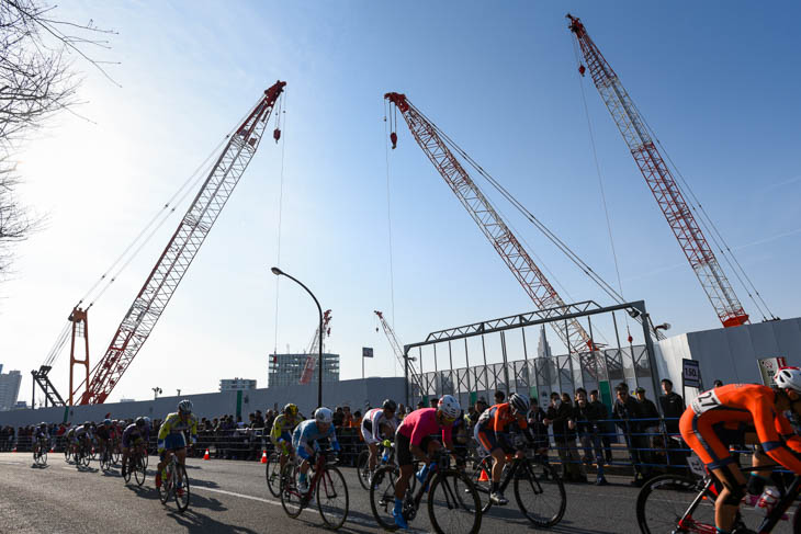 東京オリンピックに向け建設が進む新国立競技場を横目にレースは進む