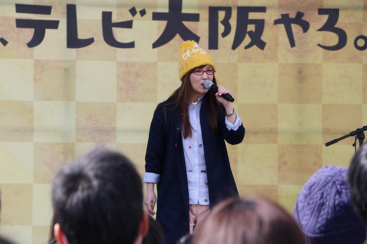 ステージでは様々なアーティストのライブなどが行われた