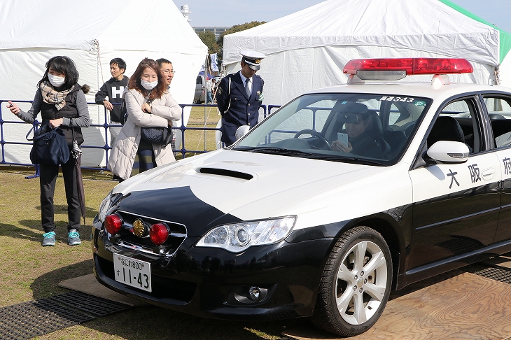 パトカーに搭乗できるキープレフトブース