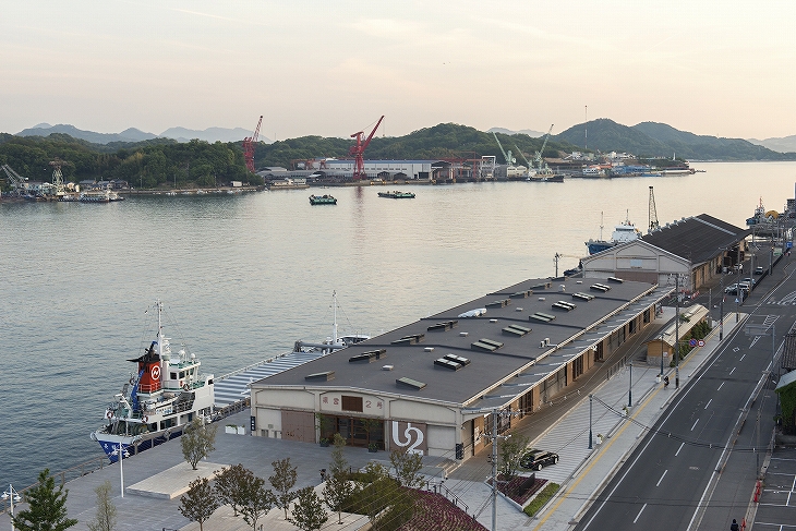 ONOMICHI U2外観。ウォーターフロントの海運倉庫をリノベーション。