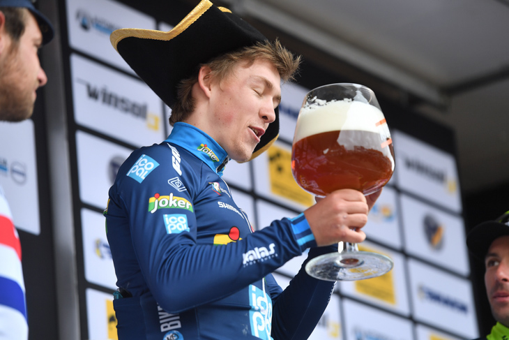優勝トロフィー代わりのビールを受け取ったクリストファー・ハルヴォルセン(ノルウェー、チームジョーカー)