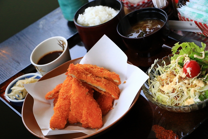 ボリュームたっぷりのジャンボチキンカツ定食