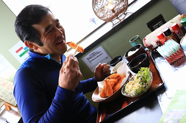 ぺろりとジャンボチキンカツ定食を平らげる三船さん