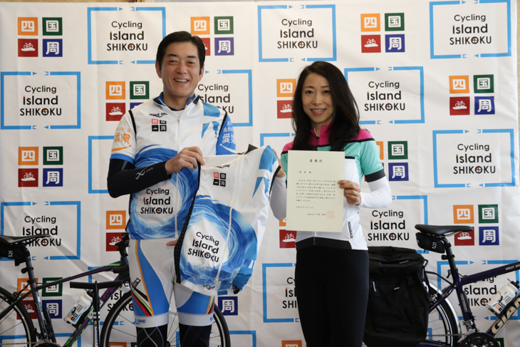 中村知事から一⻘ 妙さんに四国一周サイクリングPR大使委任状とベストが手渡された