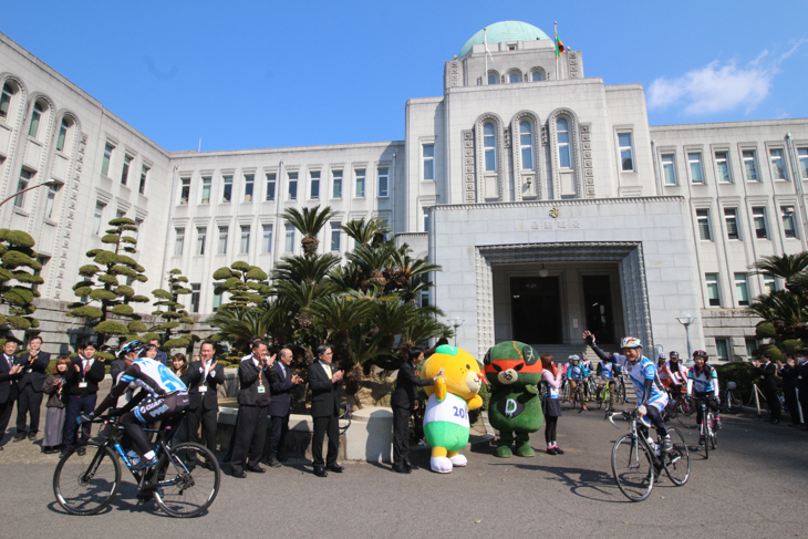 愛媛県庁から四国一周PRツアーに出発する一行